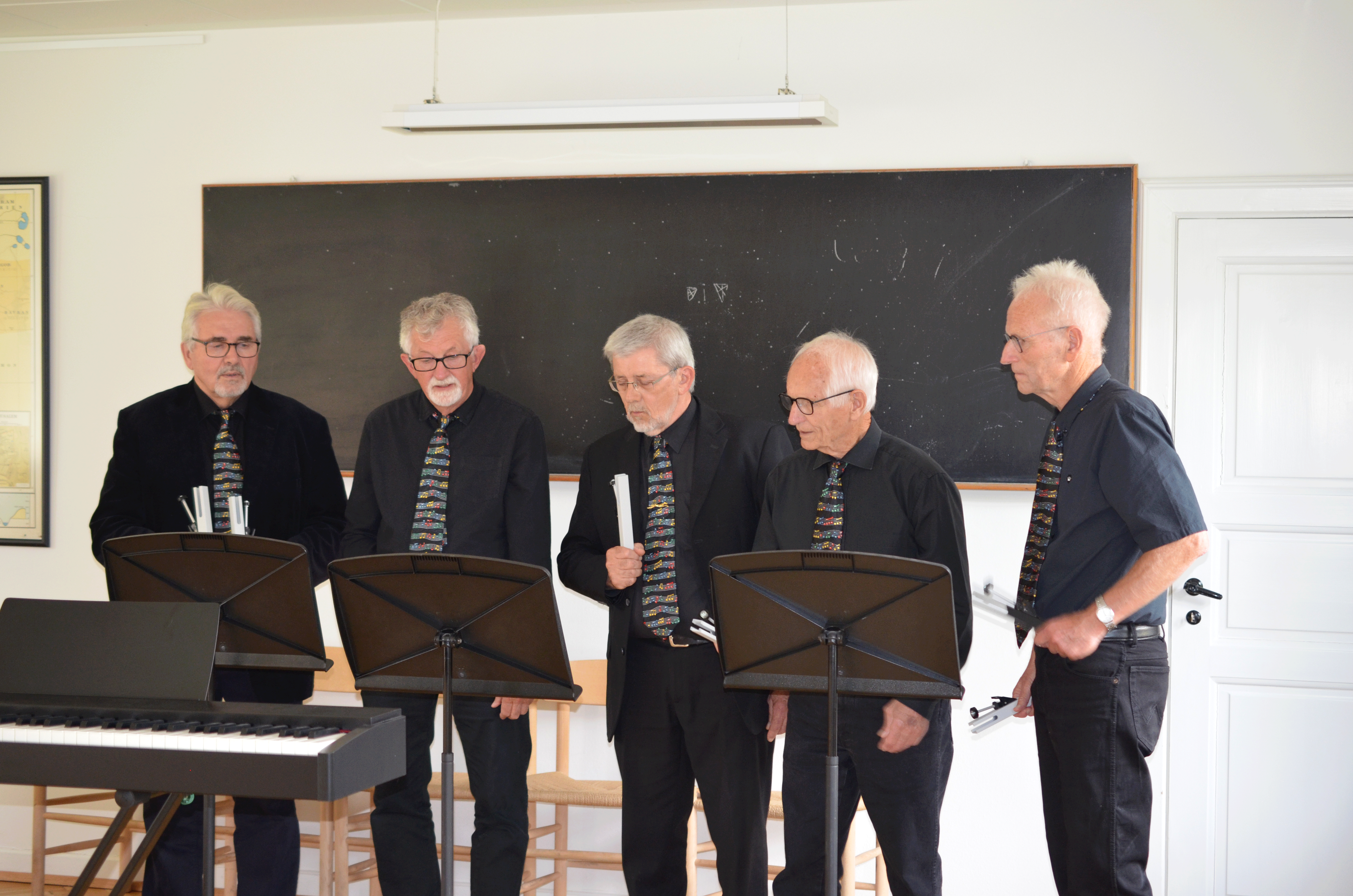 Fem herre der spiller på klangstave