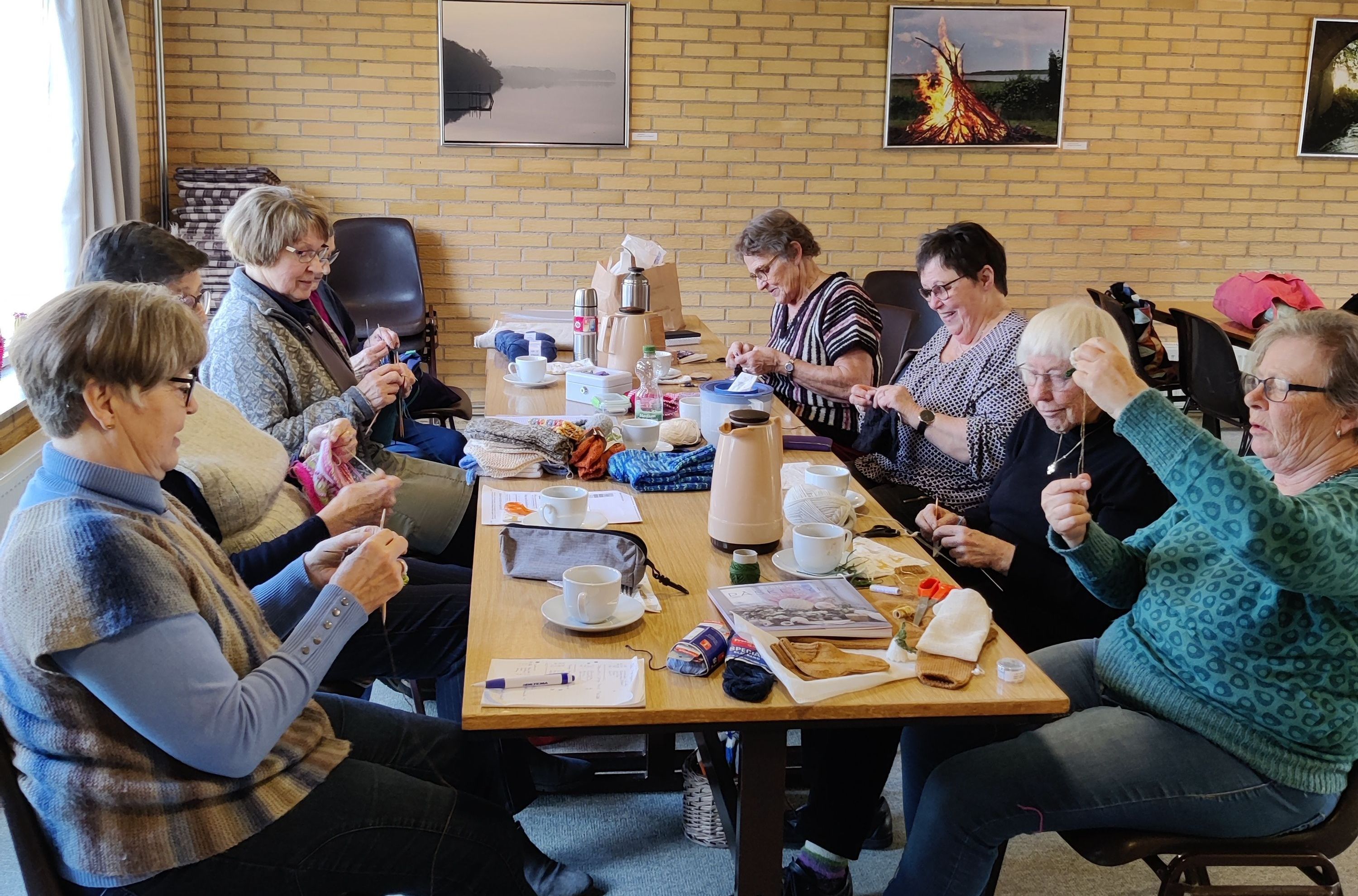 Nørklerne som sidder ved et bord og laver håndarbejde