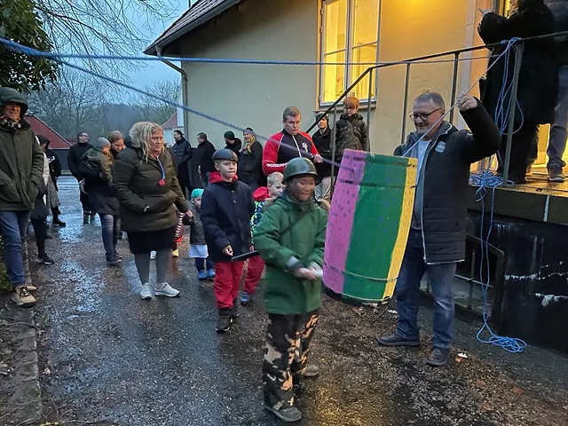 Børn slår katten af tønden til fastelavn