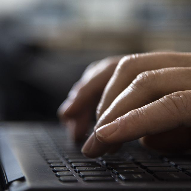 Fingre på et tastatur