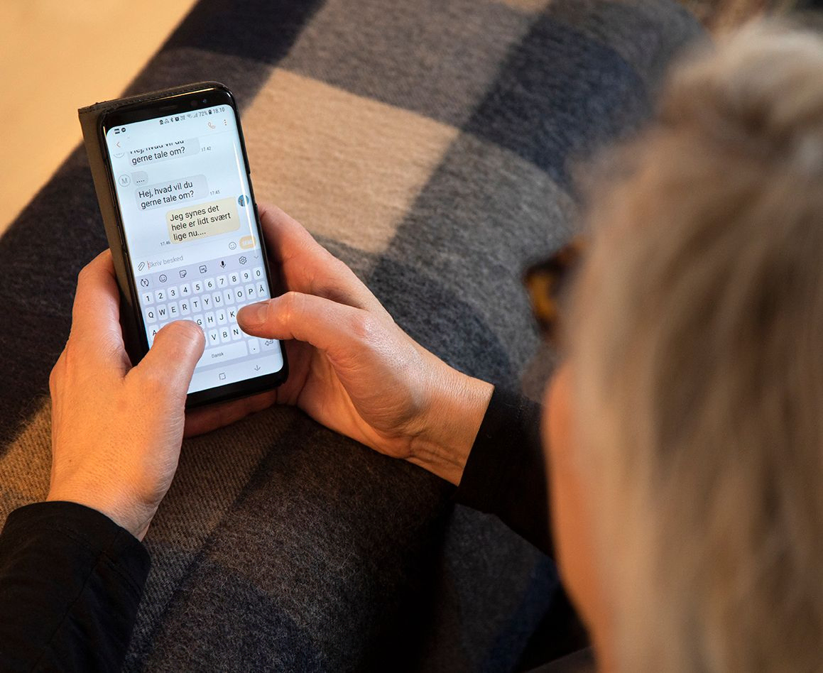 Dame som skriver en sms