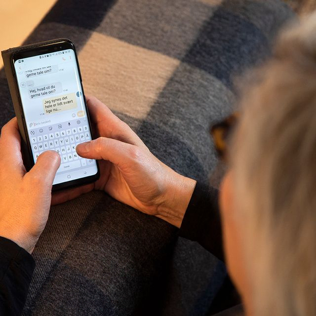 Dame som skriver en sms