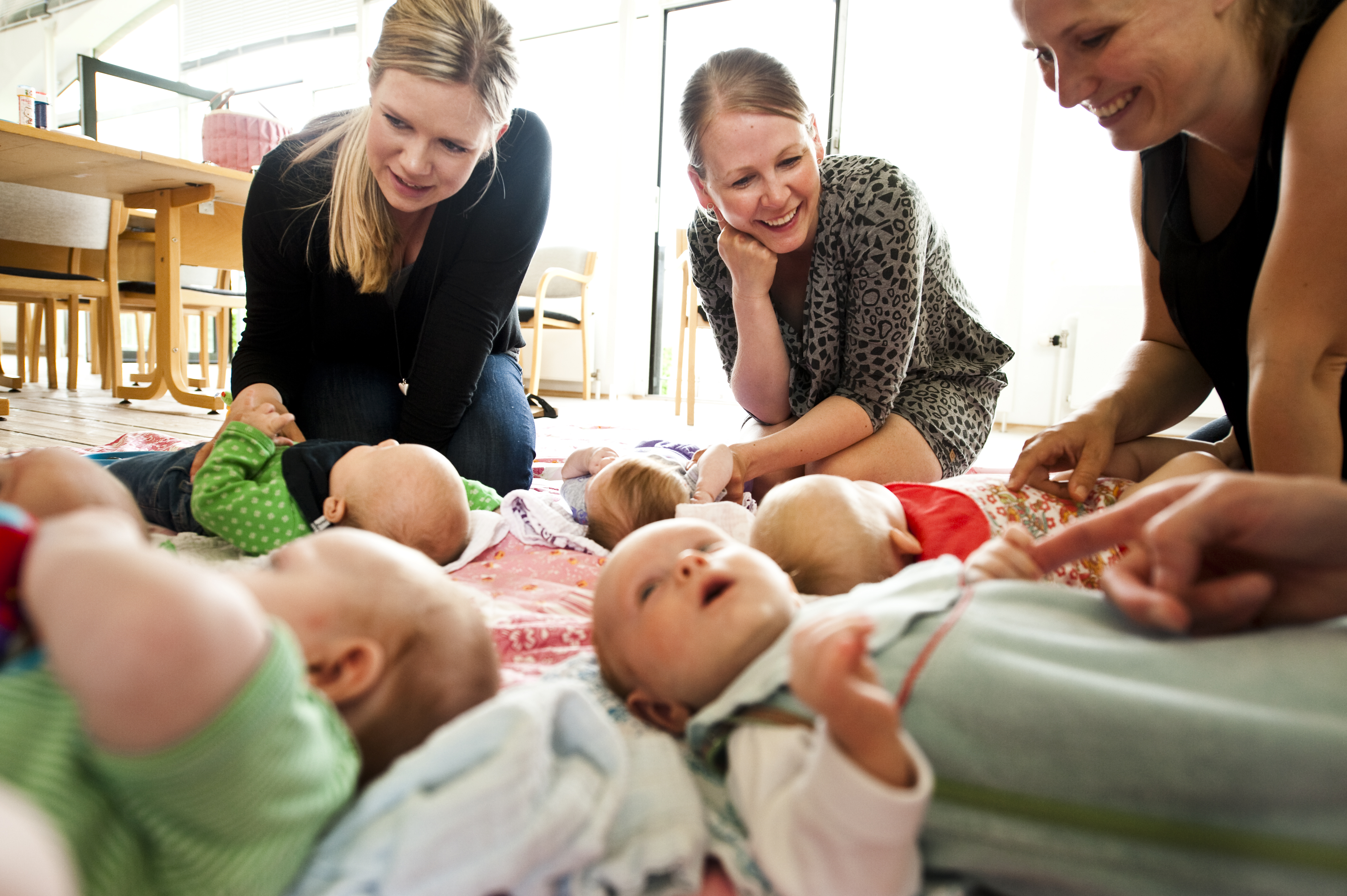 Tre mødre med deres babyer til babysalmesang