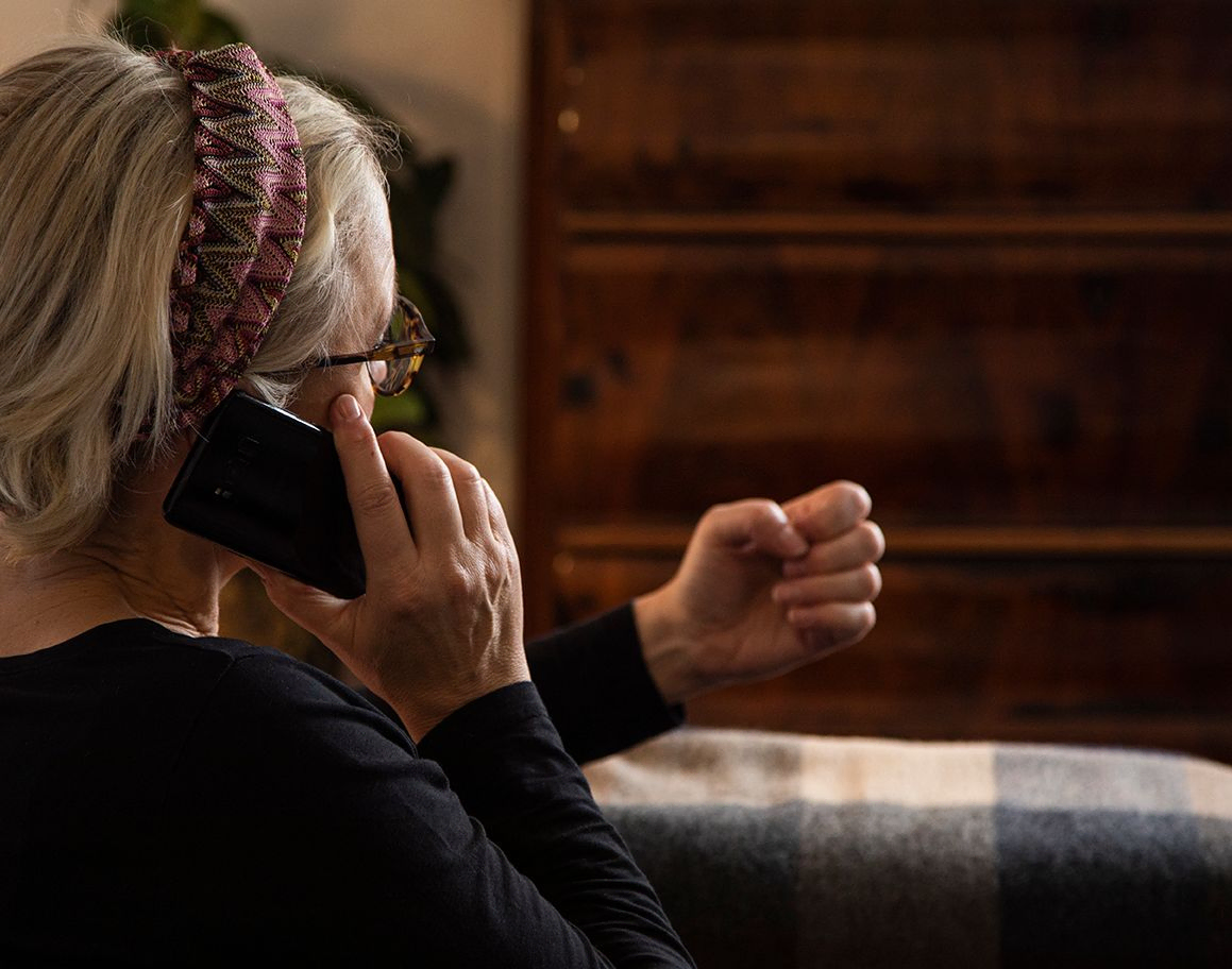 Dame som taler i telefon