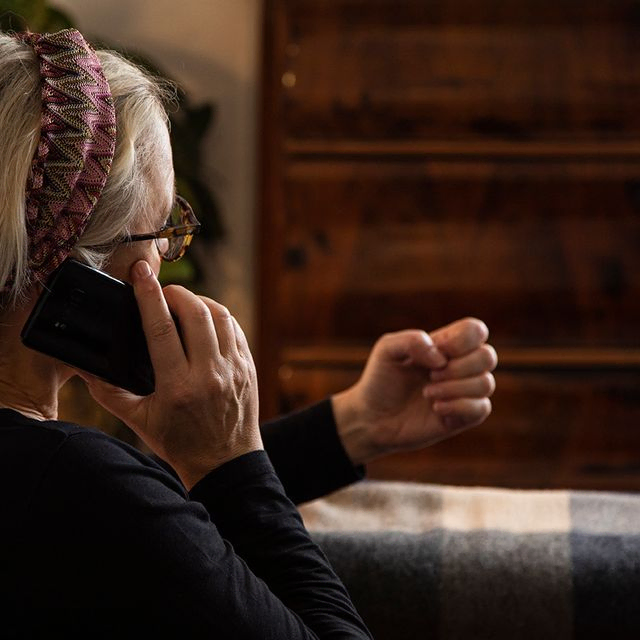 Dame som taler i telefon