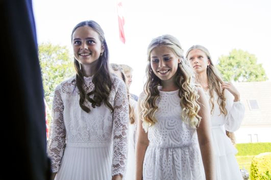 3 konfirmander på vej ind i kirken